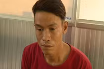 Dùng kéo đâm 3 người vì bạn gái âu yếm với nữ giới