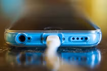 Một phụ nữ bị điện giật chết khi dùng điện thoại đang sạc