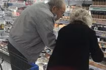 Những bức ảnh "tình già" khiến triệu người cảm động