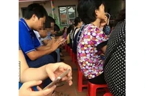 Xôn xao bức ảnh họp phụ huynh toàn ngồi lướt điện thoại
