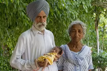 Cụ bà Ấn Độ sinh con đầu lòng ở tuổi 72