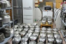 Giám đốc ngân hàng nhà toàn dùng đồ second-hand đổ bãi