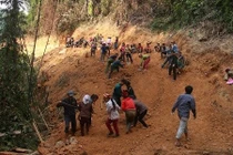 Cắm lán, ngủ rừng mở đường với dân bản