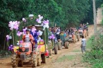 Đường lầy lội, chú rể bỏ ô tô rước dâu bằng máy cày