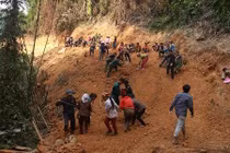 Cắm lán, ngủ rừng mở đường với dân bản