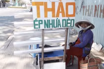 Người đàn bà ép dẻo bằng bàn ủi cổ và ước mơ sáng