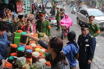 Ảnh: Cảnh sát giành lại vỉa hè ở chợ Hôm lúc sáng sớm