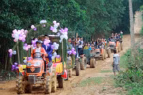 Đường lầy lội, chú rể bỏ ô tô rước dâu bằng máy cày