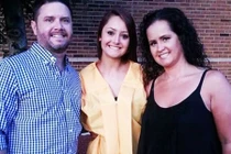 Cha dượng bật khóc vì món quà của con gái vợ