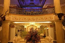 Choáng ngợp phòng khách hoàng gia trong biệt thự Lý Nhã Kỳ