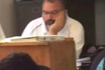 Phát hiện thầy giáo lén xem đồ lót nữ trong giờ dạy