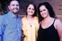 Cha dượng bật khóc vì món quà của con gái vợ