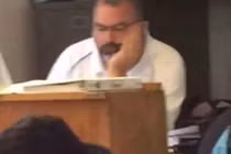 Phát hiện thầy giáo lén xem đồ lót nữ trong giờ dạy