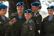 Ngất ngây vẻ đẹp “chết người” của nữ chiến sĩ lính dù Nga