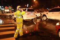 Chùm ảnh: CSGT Hà Nội dầm mưa phân luồng giao thông trong đêm