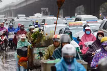 Cảnh khốn khổ trong mưa rét trên đường phố Hà Nội