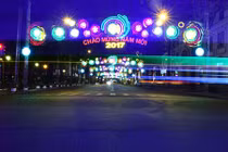 Trắng đêm sửa đèn trang trí bị chê lòe loẹt ở Sài Gòn