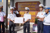 Chùm ảnh chiến sĩ Trường Sa vui mừng đón quà Tết