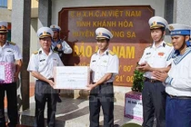 Chùm ảnh chiến sĩ Trường Sa vui mừng đón quà Tết