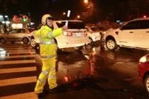 Chùm ảnh: CSGT Hà Nội dầm mưa phân luồng giao thông trong đêm