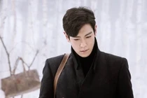 Vừa ra khỏi tòa, vợ đã cười nói với gã đàn ông khác 