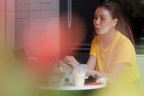 Lộ ảnh Trà Ngọc Hằng mặt sưng húp, dán băng keo chằng chịt 