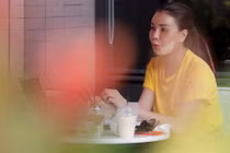 Lộ ảnh Trà Ngọc Hằng mặt sưng húp, dán băng keo chằng chịt 