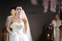 Tình cũ của chồng đứng gào khóc cả đêm trước cửa nhà 