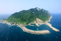 Kỳ lạ hòn đảo linh thiêng chỉ đón tiếp đàn ông