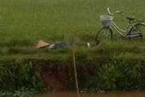 Đang thu hoạch ngoài đồng, bất ngờ bị “thiên lôi tấn công“