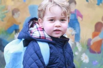 Ảnh hoàng tử bé nước Anh đi nhà trẻ “đốn tim” người hâm mộ