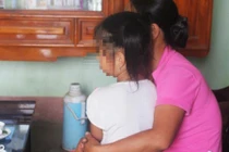 Dụ bé 6 tuổi nhổ tóc bạc trong bụi rậm rồi hãm hiếp đê tiện