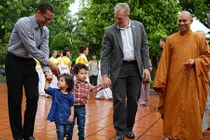 Chùm ảnh: Đại sứ Mỹ lễ Phật báo hiếu ngày Vu Lan