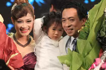 Chuyện chưa kể về cuộc tình Việt Hoàn và cô vợ kém 18 tuổi