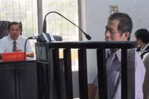 U70 bế bé gái vào phòng, giở trò dâm ô 2 phút