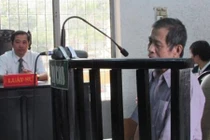 U70 bế bé gái vào phòng, giở trò dâm ô 2 phút