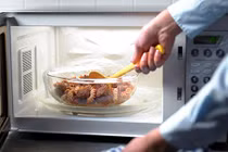 Thói quen chết người ít biết khi dùng lò vi sóng
