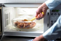 Thói quen chết người ít biết khi dùng lò vi sóng