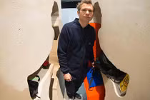 Tự giam mình trong khối đá 12 tấn sống suốt 1 tuần