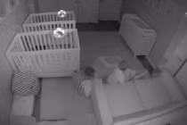 Cặp song sinh 2 tuổi khiến bố mẹ mất ngủ cả đêm