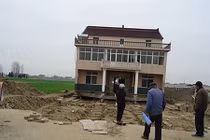 Cậy cả nhà 3 tầng để...giải phóng mặt bằng ở Trung Quốc