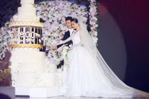 Váy cưới lộng lẫy, quyến rũ của vợ Huỳnh Hiểu Minh