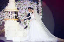 Váy cưới lộng lẫy, quyến rũ của vợ Huỳnh Hiểu Minh