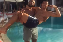 Hình ảnh Cristiano Ronaldo thân mật võ sĩ quyền Anh gây sốc