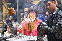 “Cầu lành tránh dữ” cho tổ ấm năm Bính Thân