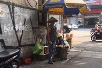 Xót xa cuộc sống mưu sinh của cụ bà nuôi cháu nhỏ 