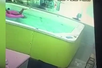 Bé 2 tuổi suýt chết đuối vì sự vô tâm của người lớn