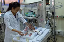 20 ngày cân não trước ca mổ tim cứu bé gái sinh non