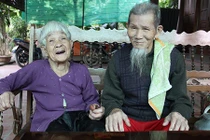 Ngưỡng mộ hạnh phúc của cụ ông 97 tuổi và cụ bà 87 tuổi