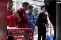 TQ: Bắt nhân viên xếp hàng, tự tay xé tiền kiếm được